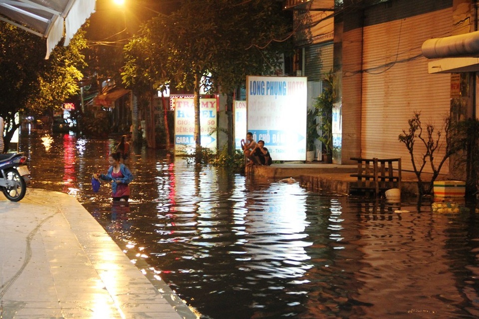 Nước dâng cao 1m, người Sài Gòn trắng đêm chạy “lũ” - 1 Các tuyến đường trong khu dân cư bị nước ngập sâu