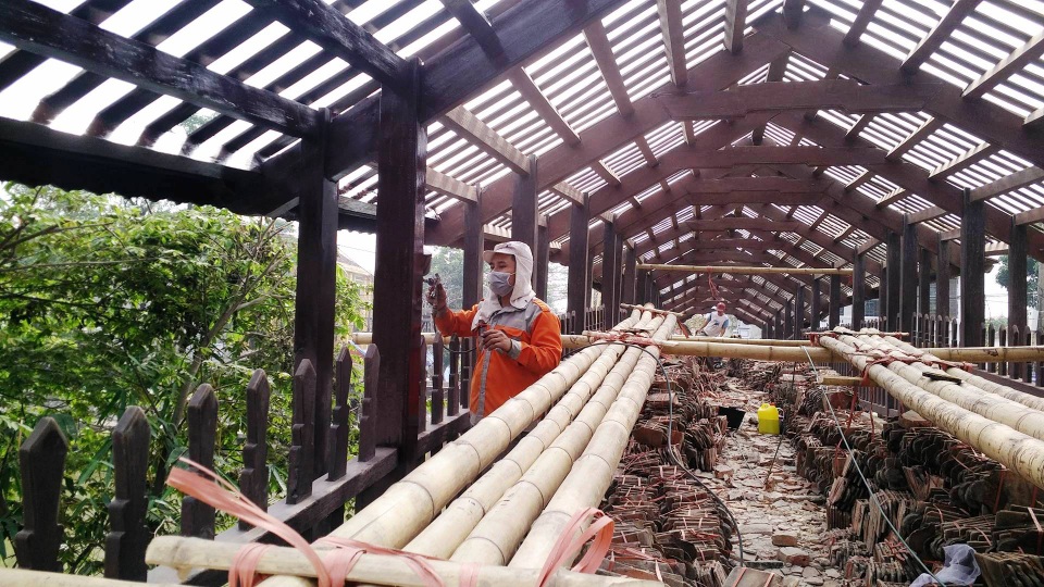 Trùng tu cầu ngói hơn 100 tuổi ở Ninh Bình - 5 Các công nhân đang khẩn trương làm việc để việc trùng tu cầu diễn ra đúng tiến độ.