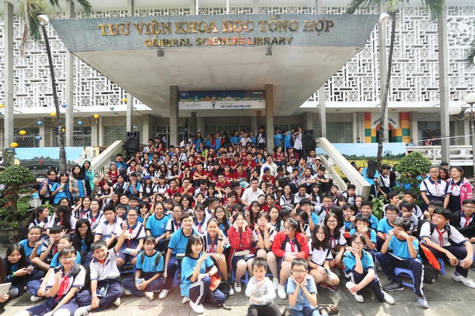 Các bạn học sinh hào hứng khi được trực tiếp “du lịch” đến các vùng miền trên đất nước