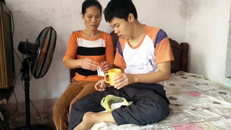 Người phụ nữ gồng mình cứu chồng ung thư, nuôi con tâm thần - 1 Hơn 20 năm qua, chị Huế phải nhọc nhằn chăm sóc cho người con trai đầu bị bệnh tâm thần.