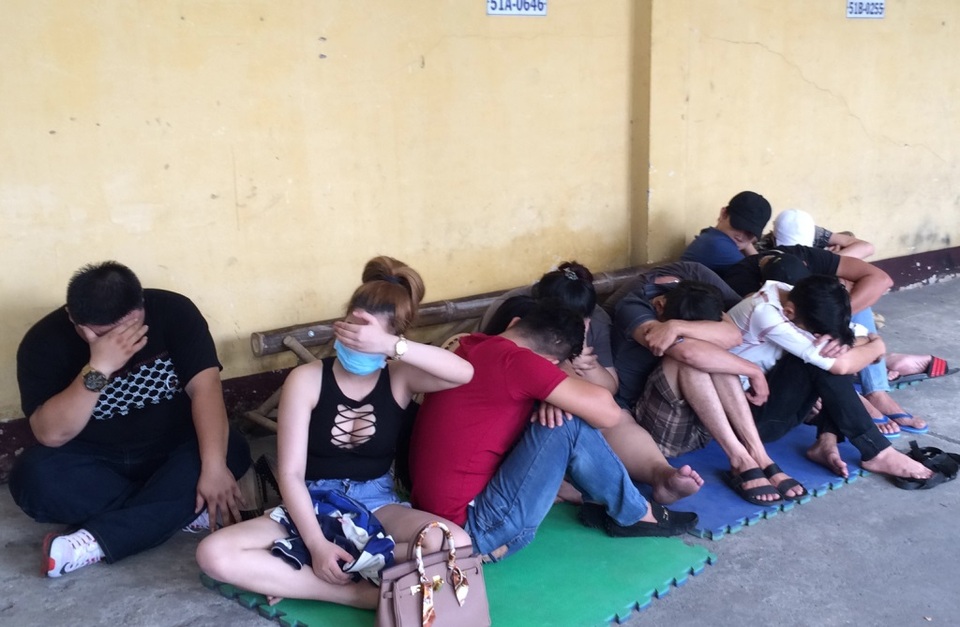 “Dân bay” thuê biệt thự để phê ma túy - 2
Nhóm dân bay bị công an tạm giữ