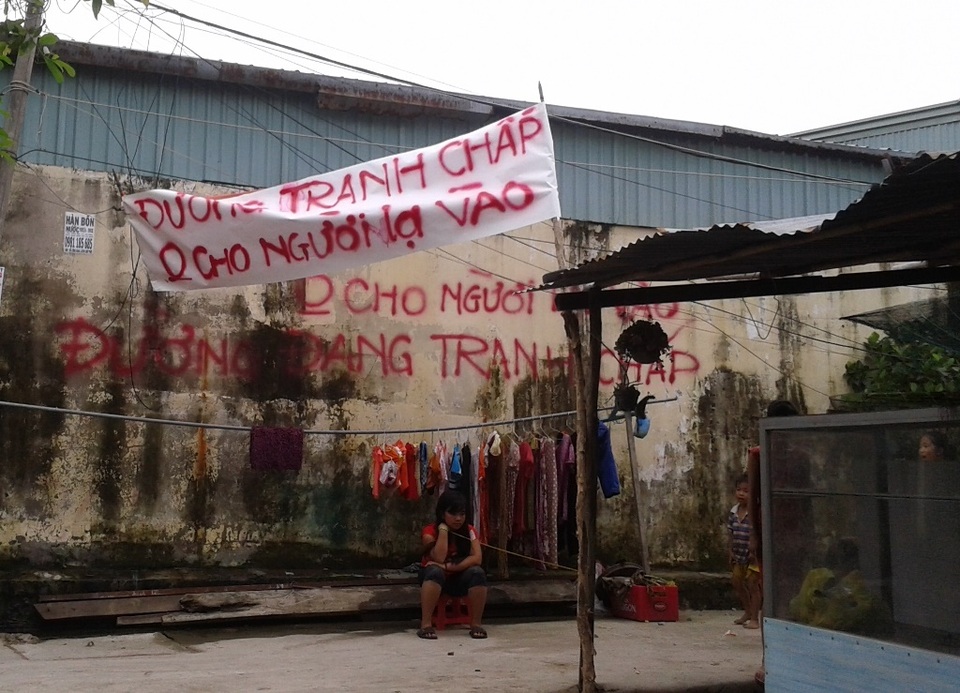 TP.HCM: 2 hộ dân tuyên bố làm chủ con hẻm khiến hàng chục người khốn đốn - 1 Ông Hiền treo băng-rôn với nội dung: “Đường tranh chấp, không cho người lạ vào”