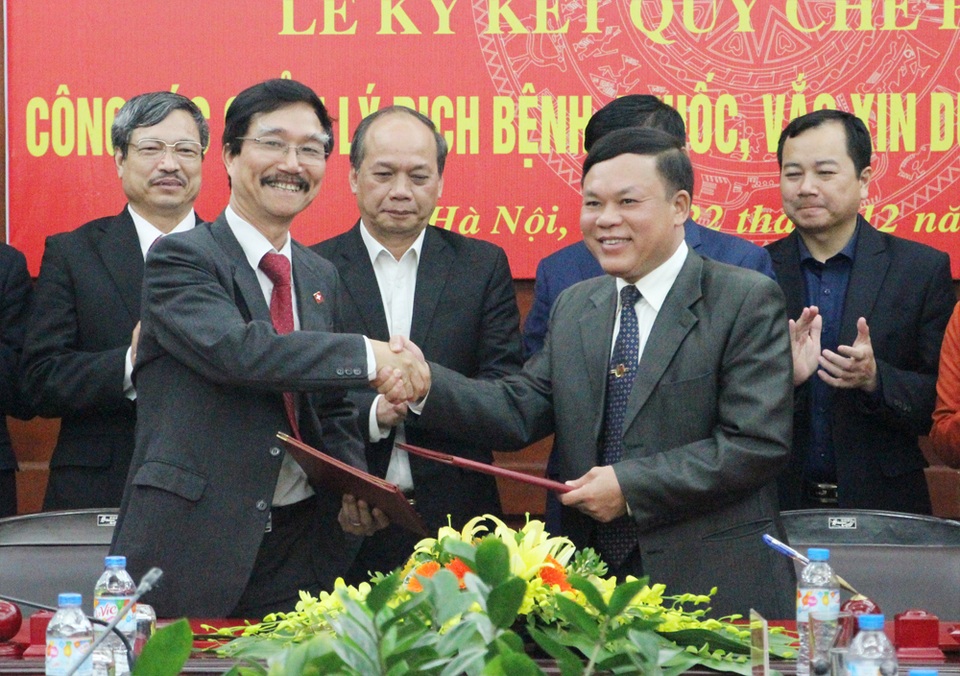 Hai bộ “bắt tay” để quản lý chặt kháng sinh dùng trong nông nghiệp - 1 Cục Quản lí dược (Bộ Y tế) và Cục Thú y (Bộ NN&PTNT) đã thống nhất ký kết Quy chế phối hợp trong công tác quản lí thuốc, nguyên liệu làm thuốc dùng cho người và thuốc thú y, nguyên liệu làm thuốc thú y.