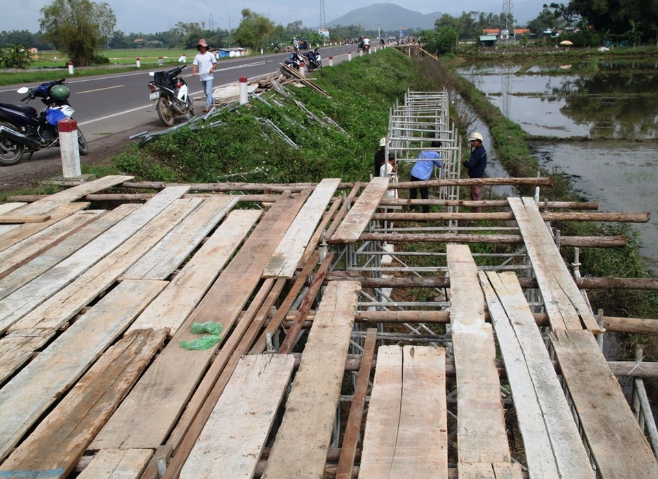 Dựng lều, che bạt ven Quốc lộ 1, thâu đêm bán mai Tết - 1 Theo ghi nhận của PV Dân trí, những ngày này, dọc tuyến Quốc lộ 1 qua huyện Tuy Phước và thị xã An Nhơn (Bình Định), người dân đang khẩn trương dựng giàn giáo, sàn gỗ vận chuyển mai từ các vườn lên Quốc lộ 1 để bán cho khách đi lại trên hành trình Bắc - Nam.