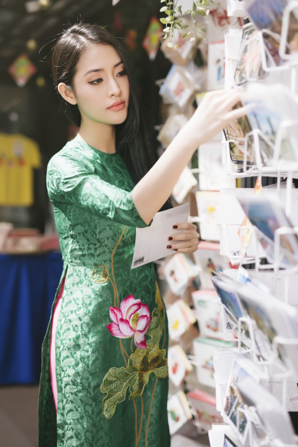 Tình cũ Trấn Thành xuống phố cùng Mai Thu Huyền - 2 Mai Hồ dạo phố cùng áo dài - một hình ảnh vô cùng dịu dàng và đằm thắm
