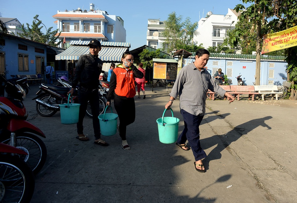 Ngày đưa "Táo quân" về trời: Cá vừa thả đã bị "hốt" - 1 Vào ngày 23 tháng Chạp, nhiều người Sài Gòn ra sông thả cá để tiễn ông Công, ông Táo về chầu trời.