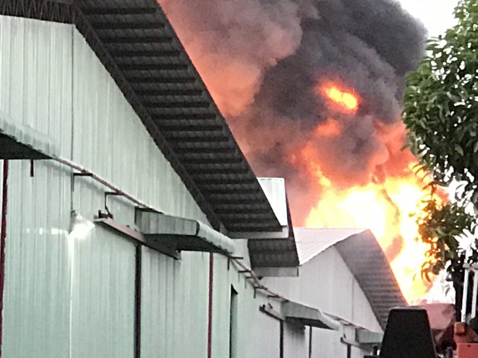 Biển lửa bao trùm khu nhà xưởng lúc sáng sớm