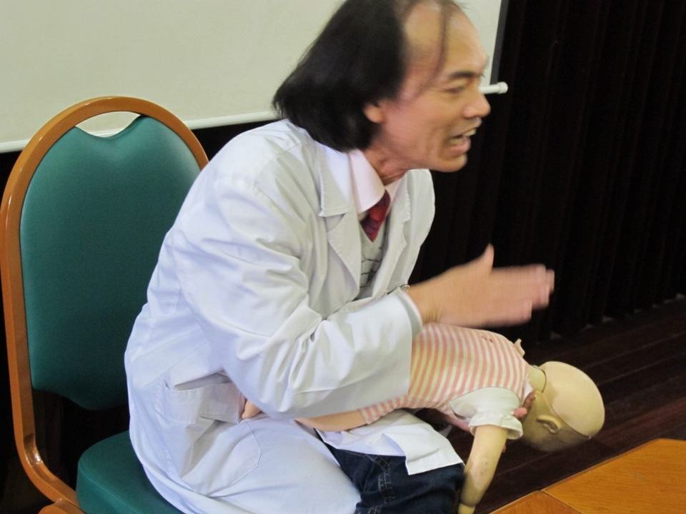 Bác sĩ Bạch Mai hướng dẫn xử lý khi trẻ bị hóc dị vật ngày Tết - 2 Lưu ý điểm vỗ lưng là giữa hai xương bả vai.