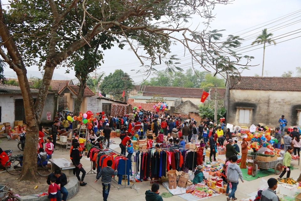 26 Tết đi chợ Thiều "mua may bán rủi" - 1
Chợ Thiều là chợ quê truyền thống mỗi năm chỉ họp đúng một ngày vào 26 tháng Chạp. Không chỉ người dân làng Thiều, xã Cầu Lộc mà người dân khắp vùng huyện Hậu Lộc (Thanh Hóa) cũng đổ về đây dự phiên chợ để mua may bán rủi.