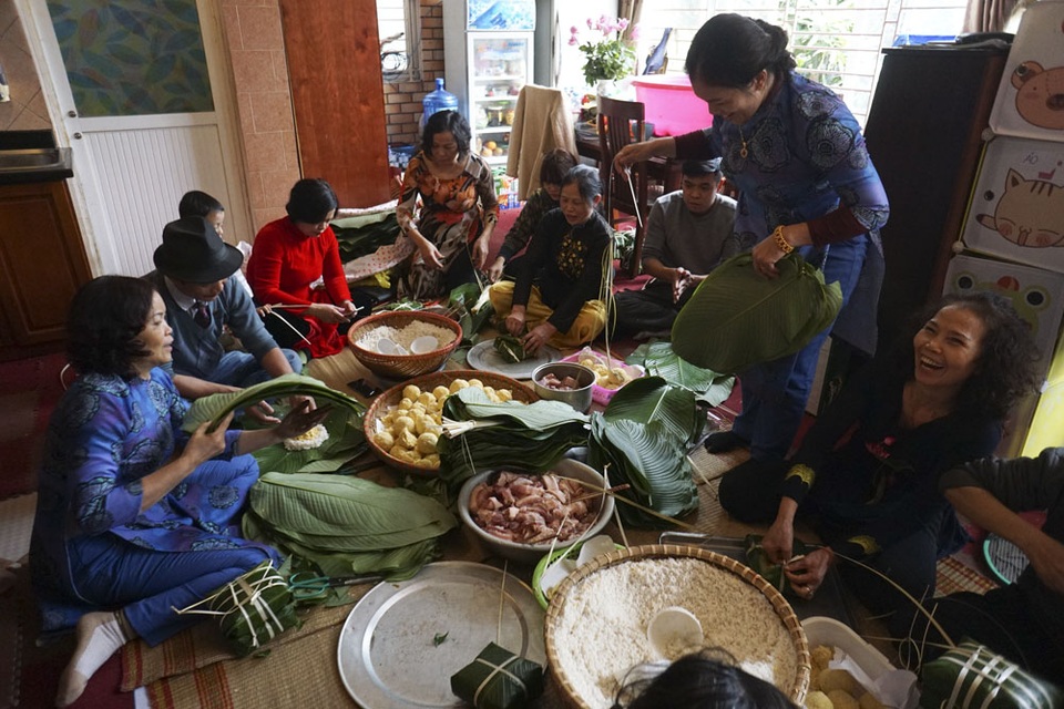 Cảnh gia đình Hà Nội ba thế hệ đầm ấm bên nồi bánh chưng Tết - 1
Ông Nguyễn Nhật Nguyện là út trong gia đình có 8 anh chị em. Vì nhà cửa rộng rãi nên năm nào ông cũng giành việc tổ chức gói bánh chưng tại nhà mình, tổ chức thành dịp các anh chị em tụ về sum họp, liên hoan cuối năm.