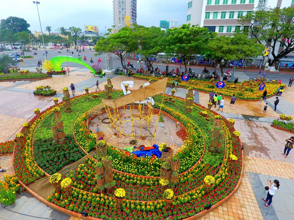 Ngắm Đà Nẵng từ trên cao trời đất vào xuân - 1 Hoa được trang trí ở vị trí đuôi Cầu Rồng