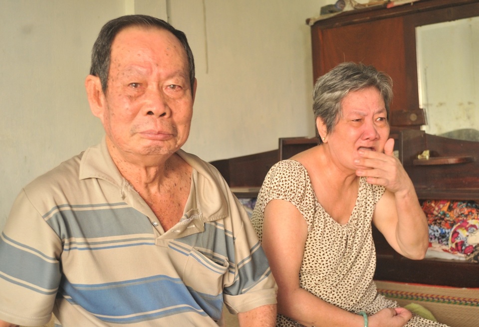 Thương người đàn ông mổ tim hai lần vẫn phải đi bốc vác thuê nuôi cha mẹ liệt - 1
Nhắc đến cảnh khó của gia đình ông bà Tôn Bích Hỉ khóc như một đứa trẻ...