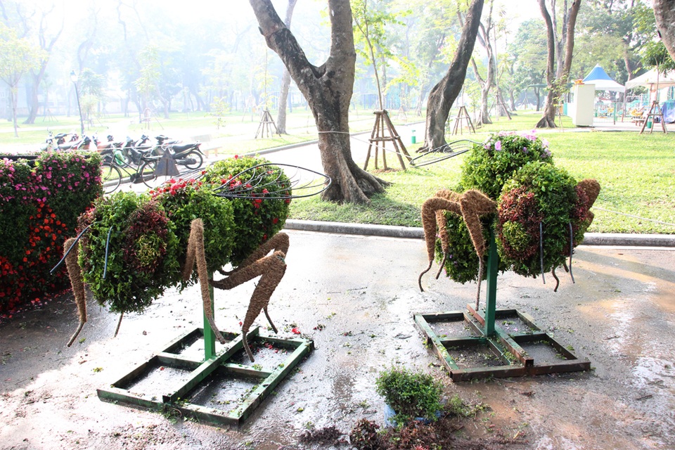 Cận cảnh 12 con giáp "khủng" trong công viên Thống Nhất - 14
Ngoài 12 con giáp, các công nhân còn làm thêm các con vật khác như ong, bướm.