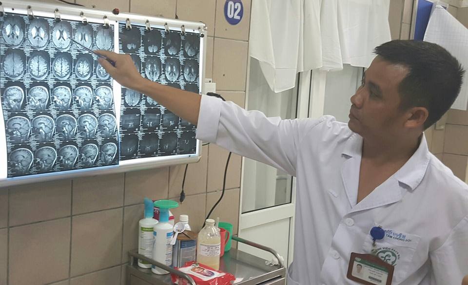 8 dấu hiệu của người say rượu cần nhập viện ngay - 1 Bác sĩ Nguyễn Trung Nguyên, Trung tâm chống độc (BV Bạch Mai) cho biết, bia rượu gây tác động xấu tới cơ thể con người. Ảnh: H.Hải