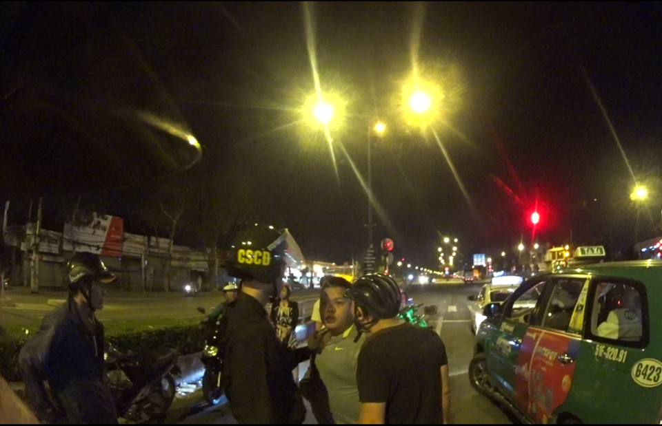 Sau đó bị cảnh sát khống chế đưa về trụ sở công an để làm rõ