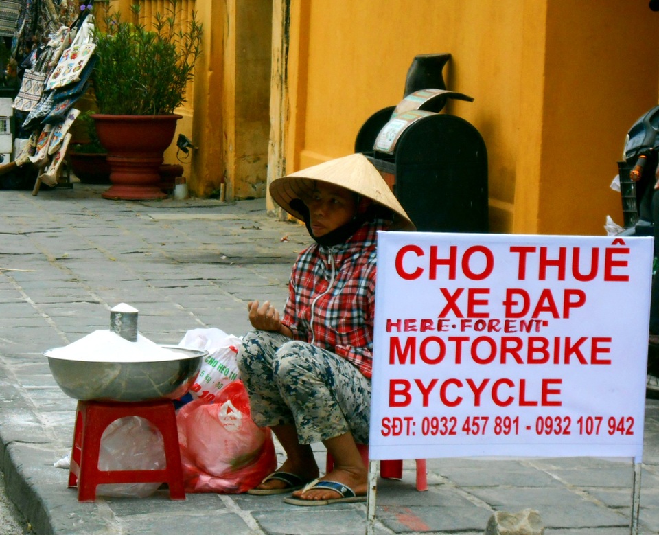 Tất bật mưu sinh với “nghề thời vụ” cuối năm - 1 Với giá 5 ngàn đồng/một lon cát, đây là kế sinh nhai của nhiều người vào những ngày cuối năm