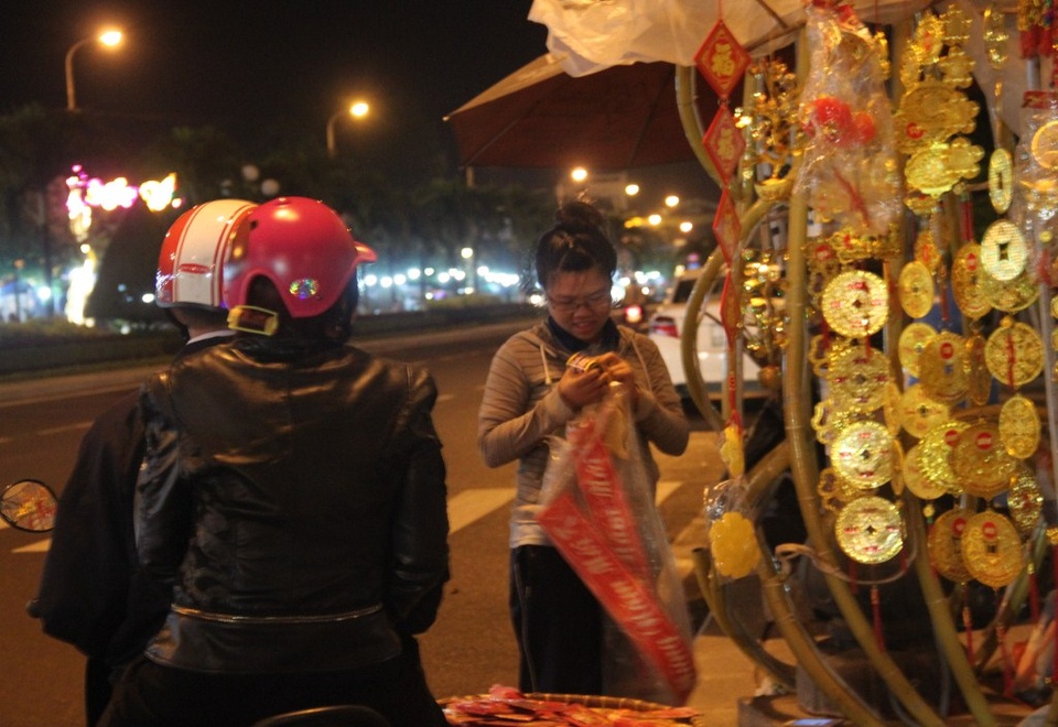 Tất tả mưu sinh kiếm từng đồng bạc lẻ ngày cận Tết - 3 Những học sinh tranh thủ ngày nghỉ Tết phụ giúp cha mẹ bán bao lì xi, thiệp chúc mừng năm mới mưu sinh