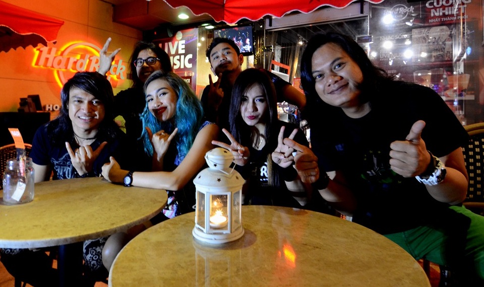 Ban nhạc trẻ Indonesia hào hứng đón tết cổ truyền Việt Nam - 1 Các thành viên ban nhạc Sweet Nightmare đến từ Indonesia.