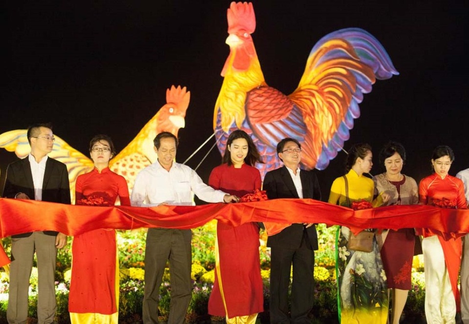 Bình Định: Người dân, du khách tò mò đi xem cặp gà “khủng” cao 5,5 mét - 1 Chủ tịch UBND tỉnh Bình Định Hồ Quốc Dũng (quần áo vét đen) cắt băng khánh thành khu vườn hoa nghệ thuật và cặp gà khủng cao 5,5 mét được trưng bày tại Quảng trường Trung tâm tỉnh.