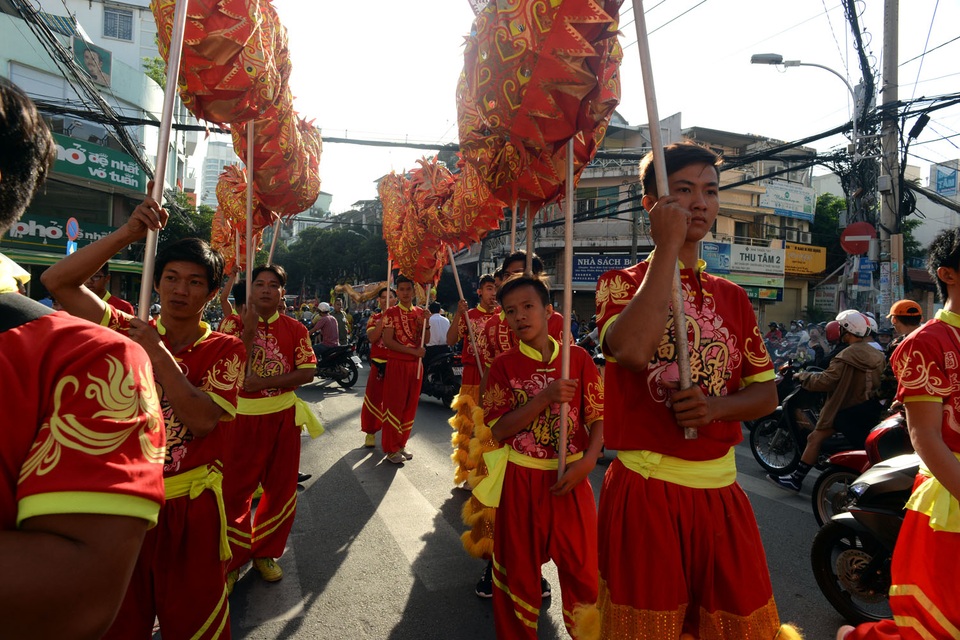 Lân sư rồng "nghinh tiếp" Đinh Dậu - 1 Sáng 30 Tết, các đoàn lân sư rồng xuất hiện trên phố Sài Gòn từ rất sớm để biểu diễn.