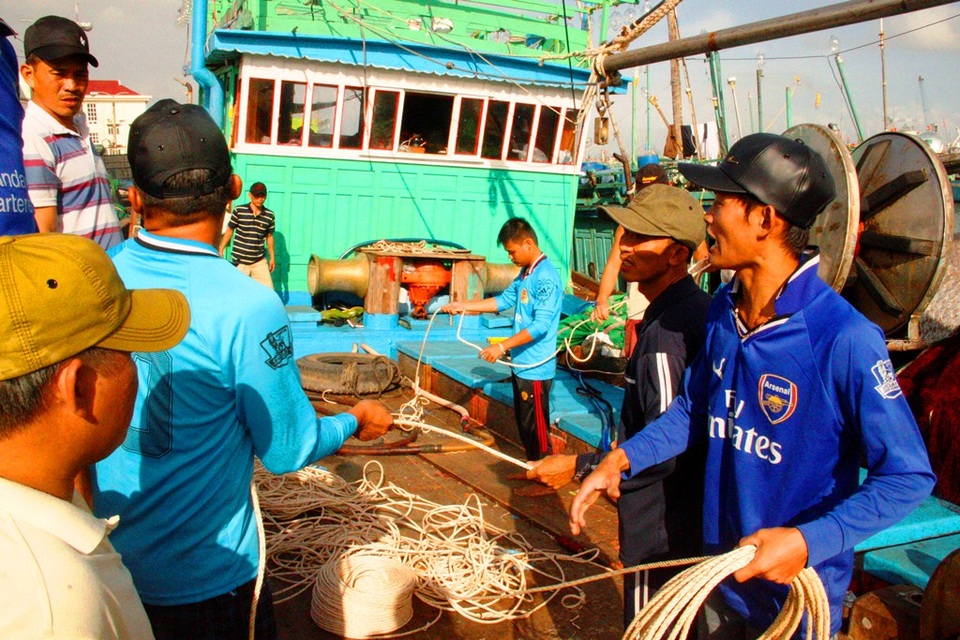 Ngư dân đón Tết trên biển: Ai chẳng muốn quây quần bên vợ con - 1 Hàng ngàn ngư dân tỉnh Bình Định chuẩn bị ngư lưới cụ vươn khơi đón Tết trên biển