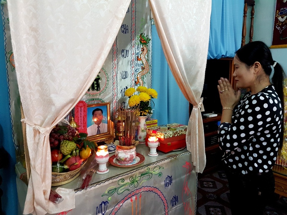 Chị Phương bên bàn thờ chồng