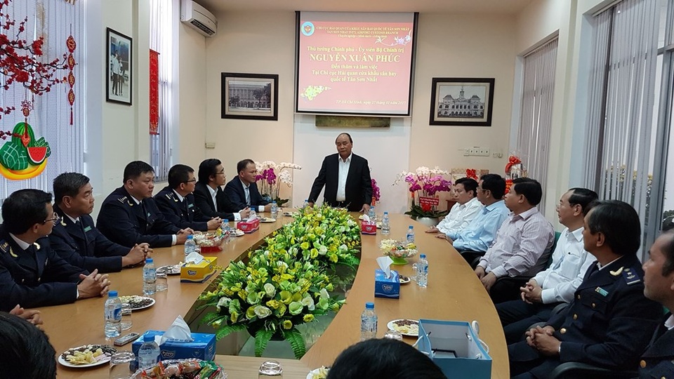 Thủ tướng chúc Tết chi cục Hải quan sân bay Tân Sơn Nhất - 1 Thủ tướng thăm, chúc Tết Chi cục Hải quan sân bay Tân Sơn Nhất chiều 27/1