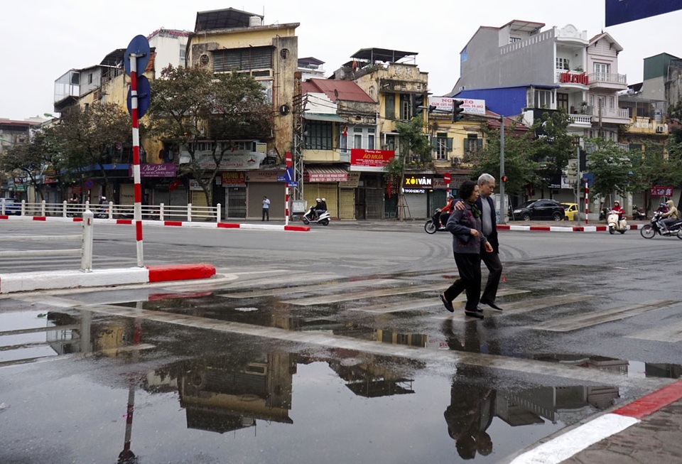 
Ngã tư Cửa Nam lúc 7h ít người qua lại.
