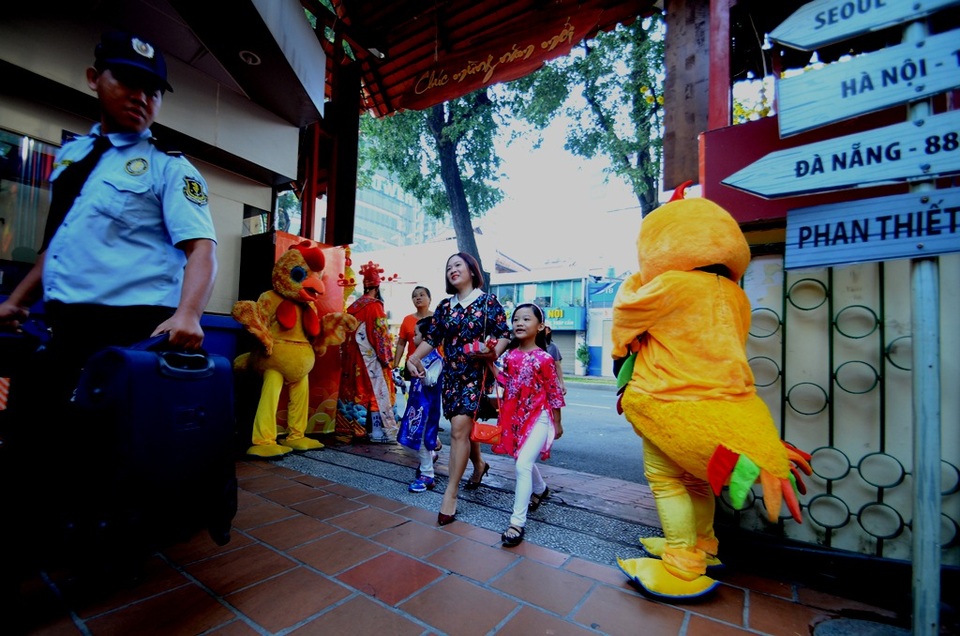 Tặng lá bồ đề cho du khách xuất hành đầu năm - 1 Du khách và gia đình chuẩn bị du xuân.