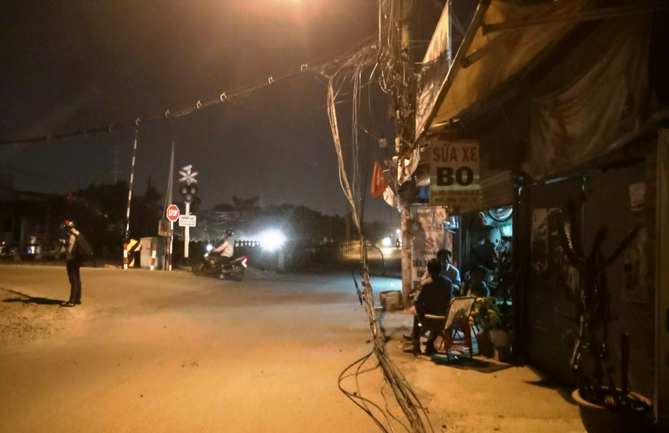 Tàu hỏa kéo gãy cột điện, 2 người đi xe máy bị ảnh hưởng - 2 Cột điện và dây cáp bị tàu kéo ngã