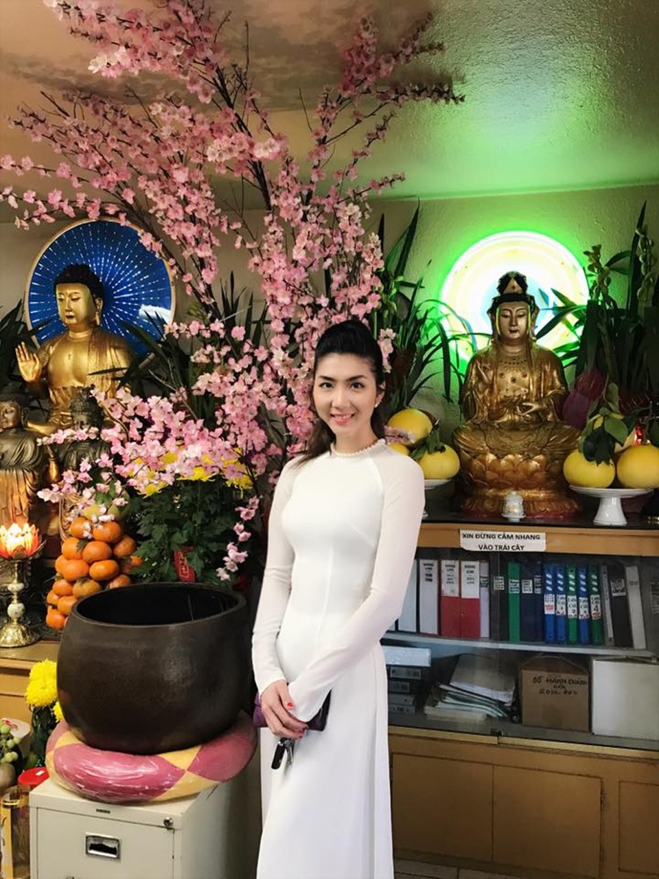 Ngọc Quyên chia sẻ sau 3 năm đón Tết nơi "đất khách" - 1 Ngọc Quyên mặc áo dài trắng đi lễ chùa đầu năm trên đất Mỹ.