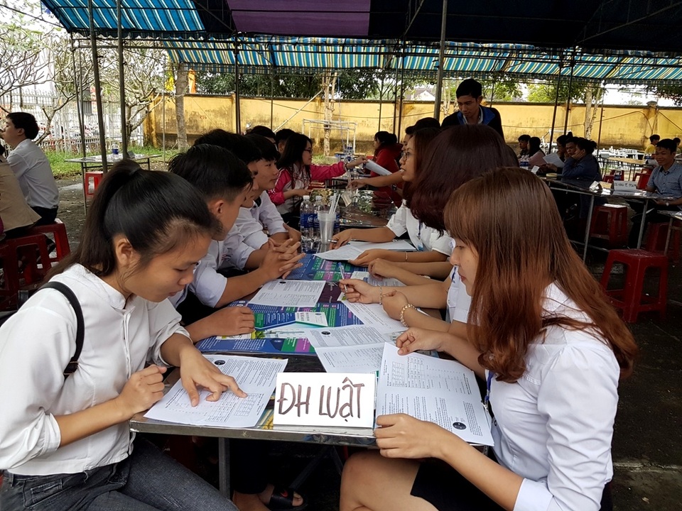 Các em học sinh tìm hiểu ngành học, trường học từ các anh chị đi trước