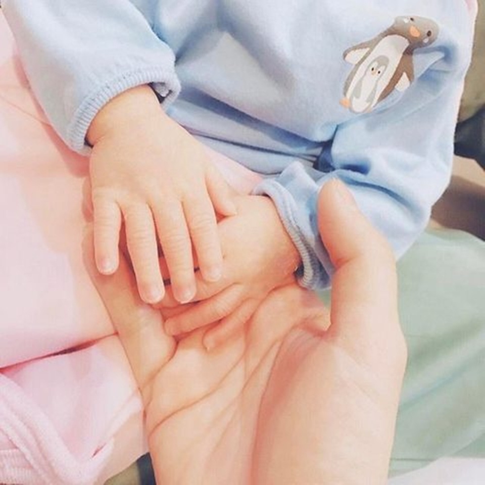 Nam Cường: “Hạnh phúc khó tả lần đầu làm cha” - 3 Anh đăng tải khoảnh khắc nắm bàn tay con trai.