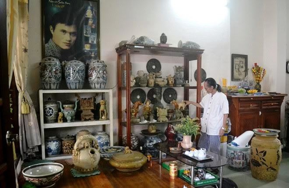 Bộ sưu tập vô giá của "Vua đồ cổ" đất Ninh Bình - 1 Ông Đinh Văn Dần (65 tuổi, ở phố Vạn Thịnh, phường Bích Đào, TP Ninh Bình) được giới chơi đồ cổ đặt cho biệt danh “Vua đồ cổ” ở đất Ninh Bình kể cả về kinh nghiệm lẫn gia tài cổ vật đang sở hữu. Người đàn ông 65 tuổi kể, từ lúc còn nhỏ, ông đã đúc rút được nhiều kinh nghiệm khi thấy cha mình đam mê sưu tầm những món đồ cổ rồi đưa về trưng bày trong nhà. Cụ say sưa ngắm nghía, bàn luận với bạn bè. Lúc gặp bạn tâm giao, cha của ông sẵn sàng cho chứ không hề bán. Người cha đã truyền cho ông thú chơi đồ cổ từ đó.