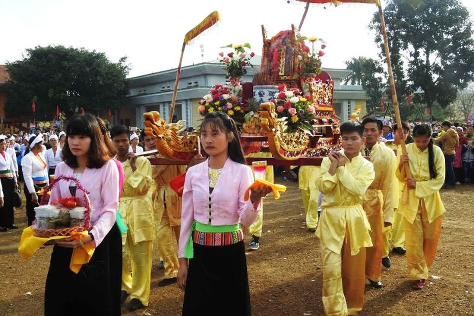 Rộn ràng lễ khai hạ Mường Bi - 3 Các nam thanh nữ tú được phân công khiêng kiệu trong lễ rước.