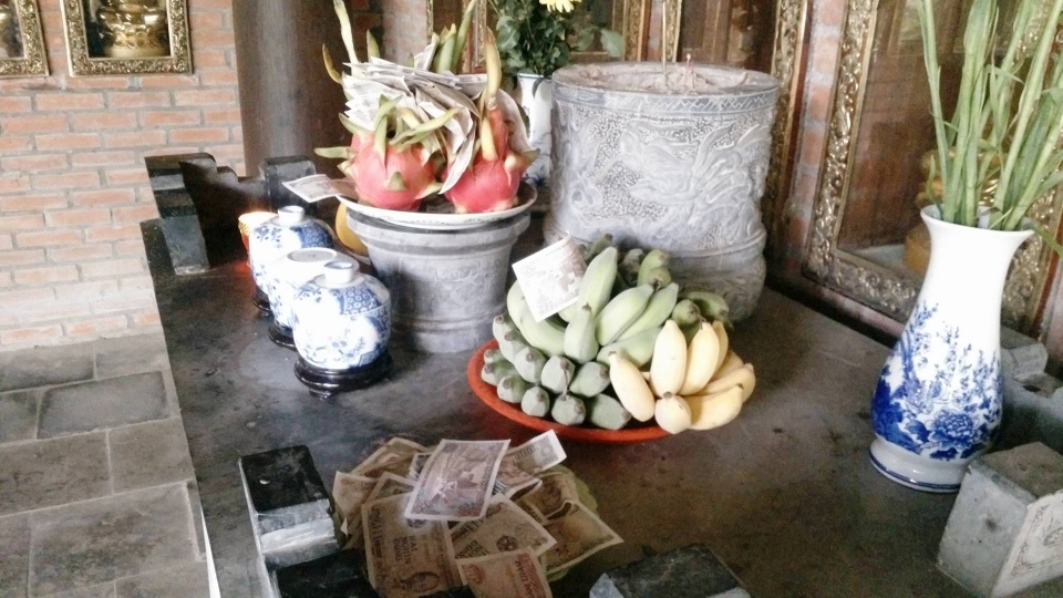 Trên đĩa đầy, nhiều khách còn tiện tay đặt lộn xộn ngay dưới bàn.