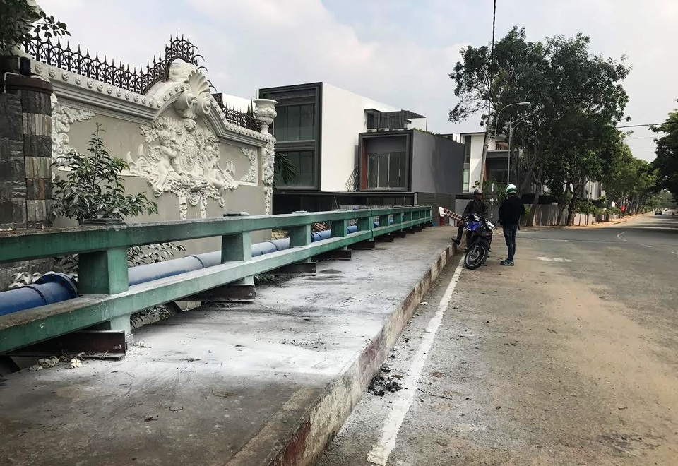 Hai anh em ruột cùng tẩm xăng tự thiêu, bốc cháy như đuốc trên cầu - 2
Hiện trường 2 anh em ruột tự thiêu.