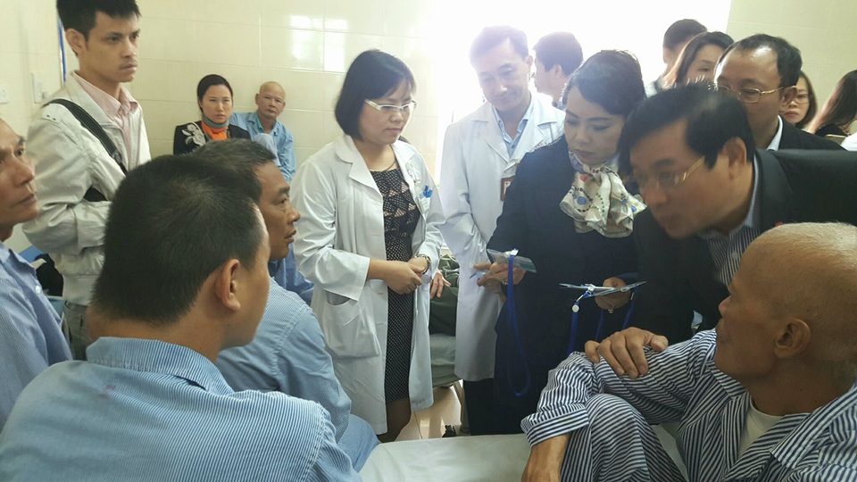 Sẽ thanh tra dịch vụ khám chữa bệnh theo yêu cầu - 1 Bộ trưởng Bộ Y tế kiểm tra tại BV K cơ sở Tân Triều. Ảnh: Tú Anh.