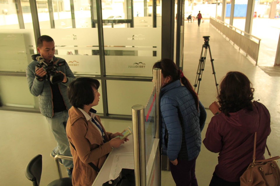 Ngày đầu bán vé xe buýt nhanh, hành khách vẫn nêm chật cứng - 1 Ngày đầu Hà Nội thu phí buýt nhanh Yên Nghĩa - Kim Mã