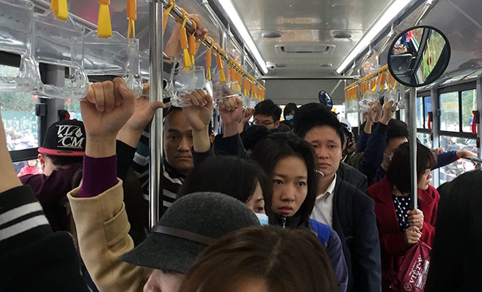 Ngày đầu bán vé xe buýt nhanh, hành khách vẫn nêm chật cứng - 6 Hàng khách đông đúc trên mỗi chuyến buýt nhanh