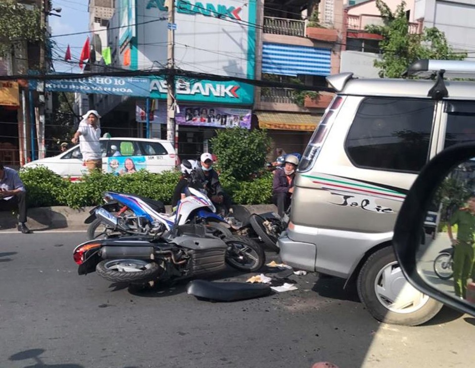 Ô tô tông hàng loạt xe máy, 3 người bị thương - 2 Hiện trường vụ tai nạn (ảnh: OtoSaiGon)