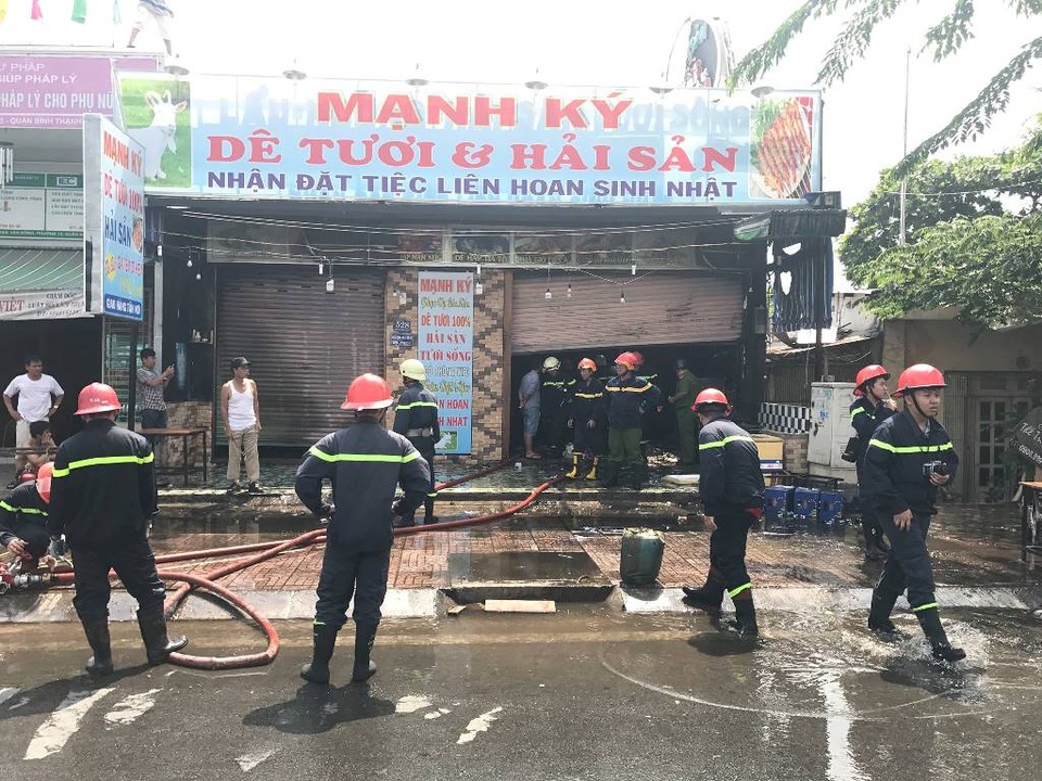 Liên tiếp xảy ra 3 vụ cháy chỉ trong buổi sáng - 2 Hiện trường vụ cháy quán nhậu trên đường Phạm Văn Đồng