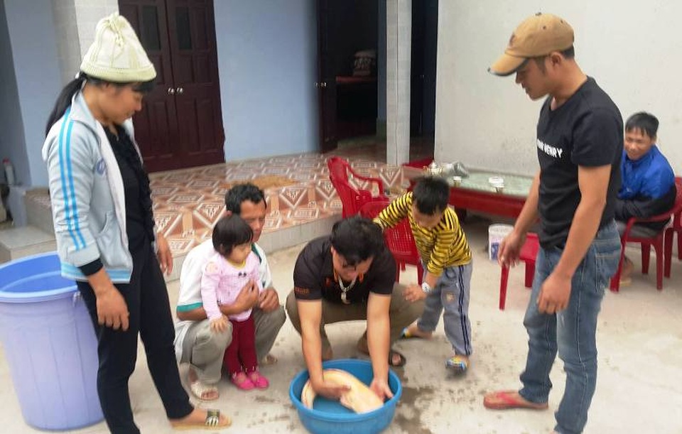 Người dân đổ xô đi xem cá trê vàng nặng hơn 3kg - 3 Biết tin anh Ba bắt được cá trê kỳ lạ, người dân kéo đến xem.
