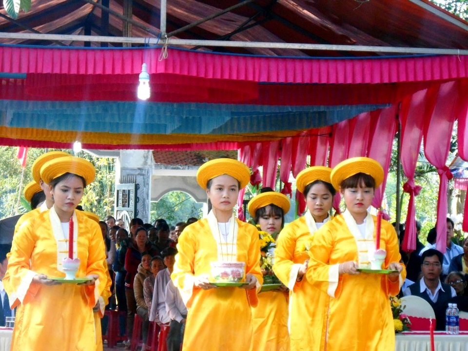 Người dân dâng hương, hoa, trà… lên Bà Chiêm Sơn