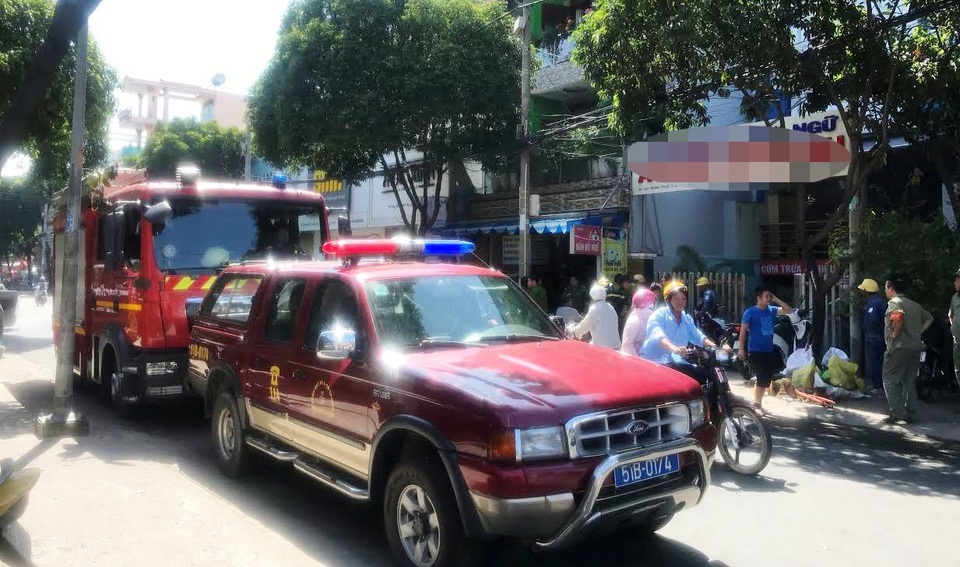 Cảnh sát chạy đua với "bà hoả", dập lửa cứu 5 người trong căn nhà 3 tầng - 1
Hàng chục cảnh sát và nhiều xe chuyên dụng thuộc Phòng Cảnh sát PCCC quận 9 nhanh chóng khống chế, dập tắt đám cháy giữa khu dân cư sầm uất.