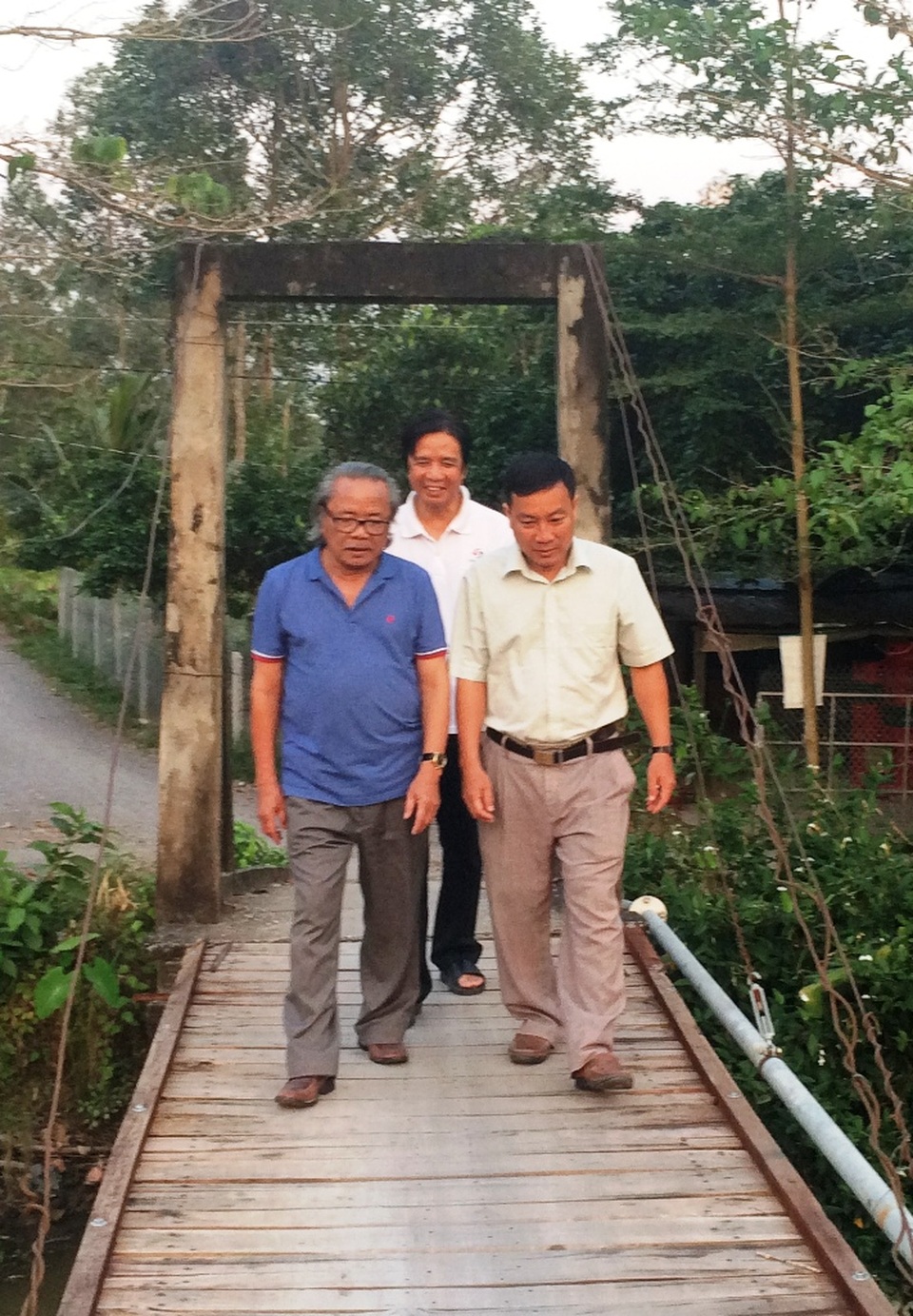 Chuẩn bị khởi công cầu Dân trí thứ 12 tại Đồng Tháp - 1
Nhà báo Phan Huy cùng lãnh đạo thị trấn Lai Vung đến khảo sát lại cầu Vành Đai để chuẩn bị lễ khởi công xây cầu mới mang tên Dân trí vào ngày 15/2 sắp tới
