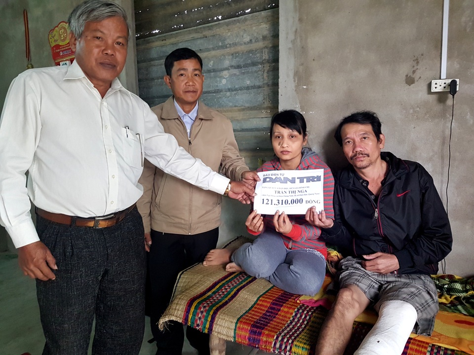 Hơn 120 triệu đồng đến với người đàn ông có nguy tàn phế - 1 Đại diện chính quyền địa phương trao tiền của bạn đọc Dân trí đến gia đình anh Thêm