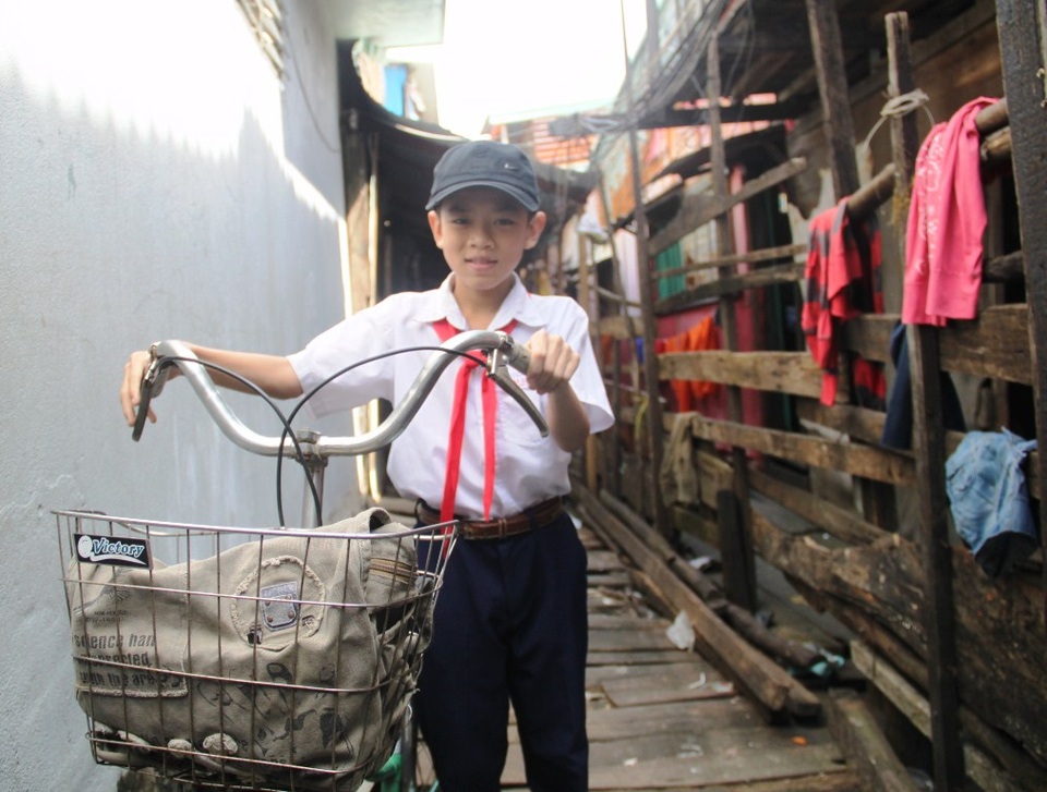 “Nghẹt thở” ở xóm ổ chuột giữa lòng thành phố - 6
Học sinh ở xóm nhà rầm (còn gọi là nhà ổ chuột) mong đến chỗ ở mới khang trang hơn