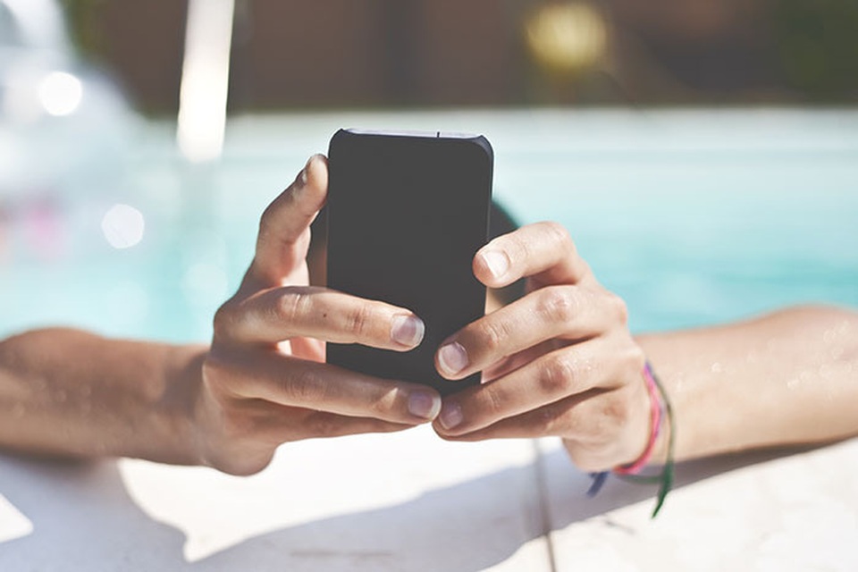 Có thể bạn chưa biết: Phân biệt các tiêu chuẩn chống nước trên điện thoại - 3 Với smartphone đạt chuẩn chống nước IP53, người dùng có thể sử dụng chúng ngay bên bể bơi vì chúng ngăn được tia nước bắn vào. Tuy nhiên đừng nghĩ rằng có thể sử dụng chúng dưới mặt nước.