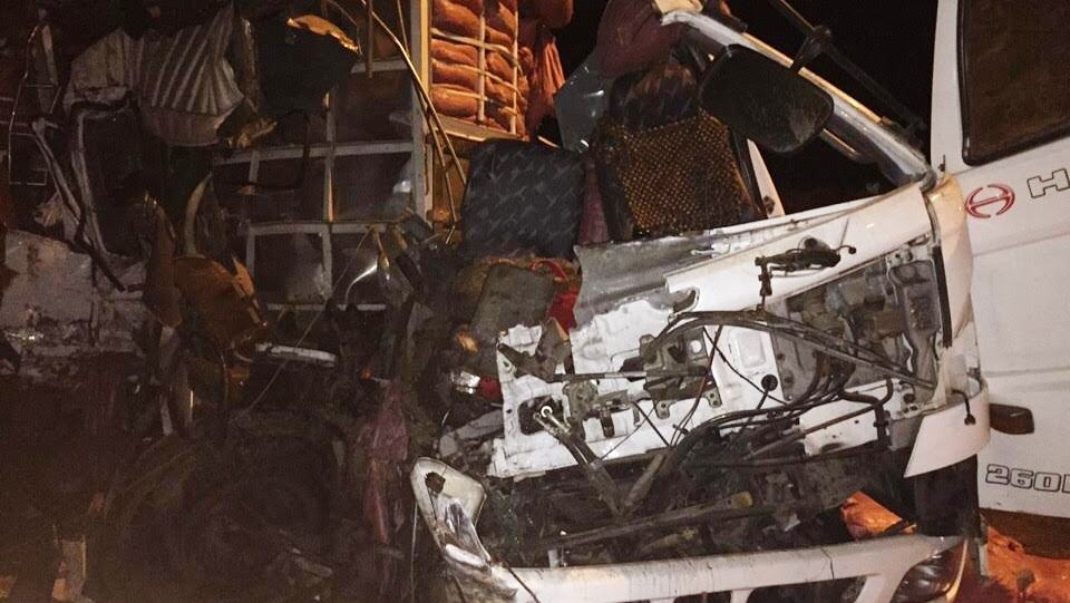 Chiếc xe tải bẹp dúm, biến dạng hoàn toàn sau vụ tai nạn.